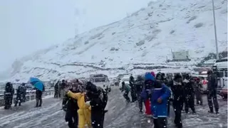 अटल टनल के पास हुई बर्फबारी।