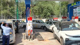 दिल्ली में सीएनजी वाहनों को हाइड्रो टेस्ट अनिवार्य, जागरण।