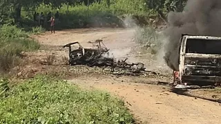 आंध्र प्रदेश में रोड कंस्ट्रक्शन साइट पर लगी आग।