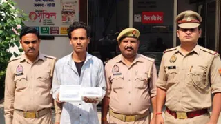 चोरी के पैसों से अपने सौतेले पिता को कार और ताऊ को बाइक दिलाई।