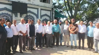 नाहन में हिंसा के अगले दिन एक साथ वाल्मीकि और सिख समुदाय के लोग।