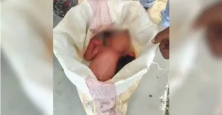 बोरी में रखा बच्चा। ग्रामीण