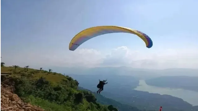 हिमाचल में कुल्लू की पहाड़ियों पर फंसा बिहार का पैराग्लाइडर पायलट, बर्फ और ऊंचाई बनी रेस्क्यू में चुनौती
