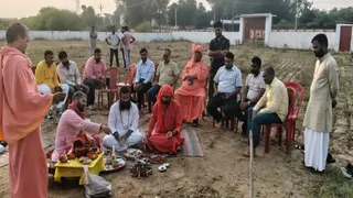 अखिल भारत वर्षीय अवधूत भेष बारह पंथ योगी महासभा के आश्रम को लेकर पूजन करते संत। सौ. शिष्य