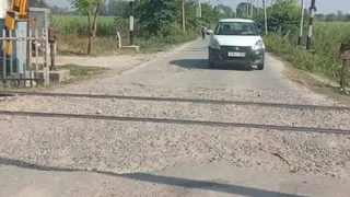 मधवापुर और जैतीखेड़ा रेलवे क्रॉसिंग पर डामर गायब