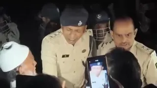 लोगों से बात करते हैं महाराजगंज एसडीपीओ अमन। (जागरण)