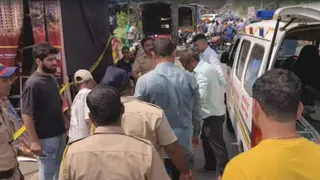हादसे के बाद मदद के लिए आगे आए राहगीरों की तस्वीर।