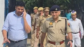 अलीगढ़ डीएम और एसएसपी।