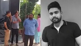 घटनास्थल पर एकत्रित लोग और मृतक युवक की फाइल फोटो।