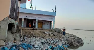 कटान के मुहाने पर हेतमापुर स्थित नारायण दास मंदिर। जागरण