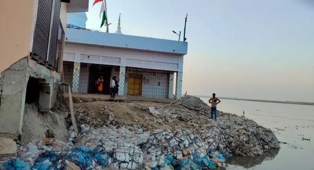 आस्था बची, आबादी बही... जब सरयू के यू-टर्न ने बचाया 1100 साल पुराना बाबा नारायण दास का धाम
