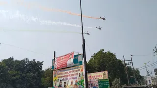 वायुसेना का शौर्य प्रदर्शन: गंगा के ऊपर फाइटर प्लेन ने दिखाए हैरतअंगेज करतब।