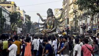 बिना रस्मों के विसर्जित हुई चोरबागान दुर्गा प्रतिमा (फोटो- PTI)