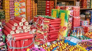 रिहायशी गलियों में पटाखों के स्टॉक