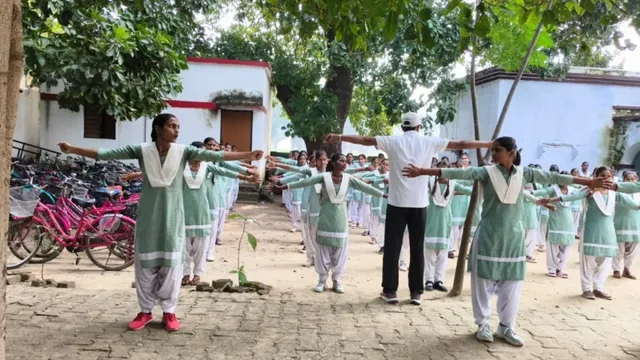 विषम परिस्थितियों से खुद निपट सकेंगी छात्राएं, देवरिया में सीख रहीं आत्मरक्षा के गुर
