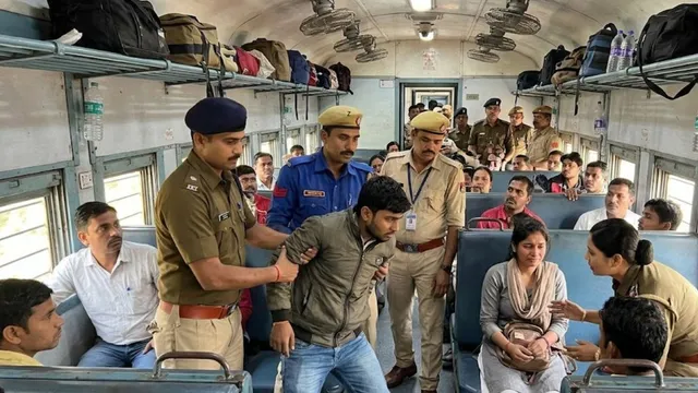 दुमका: नाबालिग को लेकर भागा युवक चलती ट्रेन में गिरफ्तार, पुलिस ने आरपीएफ की मदद से दबोचा
