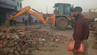 डेम्हा में हटाया जा रहा अतिक्रमण। जागरण
