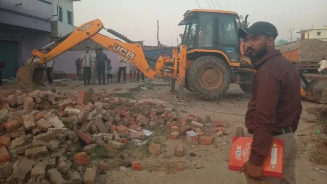 पटना-सासाराम फोरलेन के लिए बुलडोजर एक्शन, भोजपुर के उदवंतनगर तक पहुंचा अभियान; 150 फीट चौड़ी बनेगी सड़क
