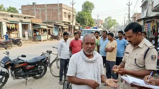 फर्जी पुलिसकर्मी बनकर ठगों ने उड़ाए सोने की चेन और दो अंगूठियां (एआई जेनरेटेड तस्वीर)