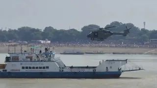 वाराणसी एयर शो में कमांडो का हैरतअंगेज प्रदर्शन गंगा में दिखा भारतीय सेना का शौर्य।