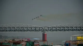 वाराणसी में विंग्स ओवर गंगा एयर शो वायुसेना के शौर्य प्रदर्शन से गूंजे घाट।