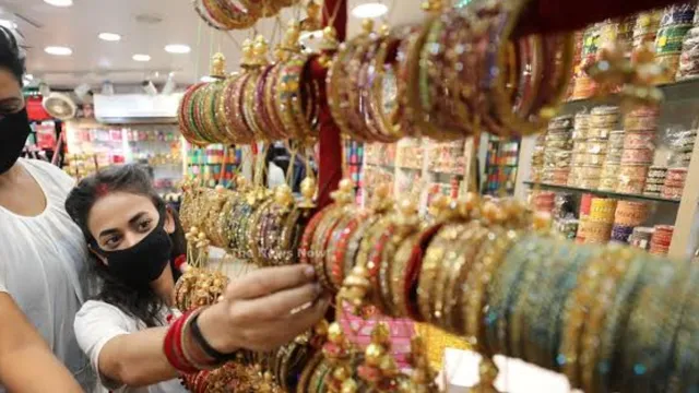 जम्मू: कौन सी चूड़ियां पहनें और कब खरीदें? स्क्रीन पर मुहूर्त के फेर में महिलाएं, करवाचौथ पर उधमपुर के बाजार ठंडे