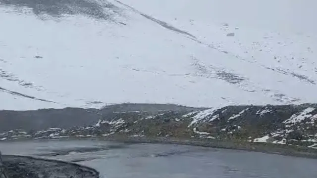 पीर पंजाल में बर्फबारी से पुंछ में बढ़ी ठंड, बर्फ से ढकी चोटियां बनीं आकर्षण का केंद्र; मुगल रोड पर यातायात जारी
