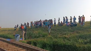 रेलवे ट्रैक पर मिला प्रेमी जोड़े का शव