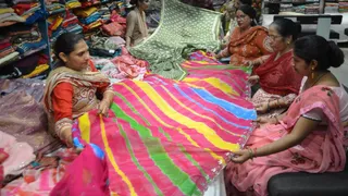 बुलंदशहर के बाजार में खरीदारी करतीं महिलाएं।