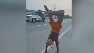 मिर्जामुराद : हाथों के बल चलकर जा रहे अशोक