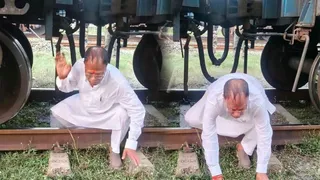 जानकी यादव ने मालगाड़ी के नीचे से रेंगकर रेलवे लाइन पार की। जागरण