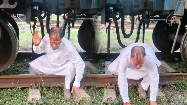 खड़ी मालगाड़ी के नीचे से रेंगकर निकले झारखंड राज्य पिछड़ा आयोग के अध्यक्ष, रेलवे अंडरपास ना होने से ग्रामीण परेशान