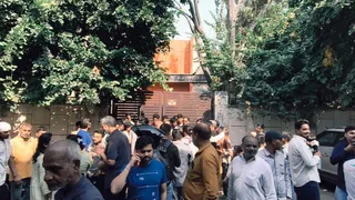 स्कूल के बाहर जमा भीड़। जागरण