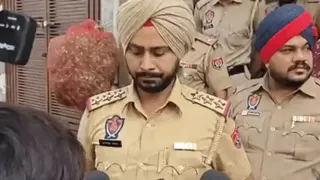 घटना की जानकारी देते हुए पुलिस अधिकारी।