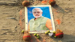 मऊ श्मशान घाट पर पीएम मोदी की तस्वीर के साथ तंत्र मंत्र सामग्री वायरल।