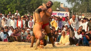 दंगल में कुश्ती के दौरान दांव पेंच लगाते पहलवान। जागरण