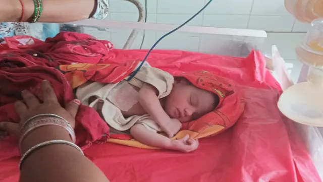 मऊ में कुएं में गत्ते पर फेंकी मिली नवजात, कीचड़ और चींटि‍यों के बीच इस तरह म‍िली ज‍िंदगी
