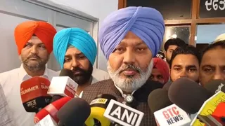 हड़ताल खत्म होने के बारे में जानकारी देते हुए हरपाल चीमा।