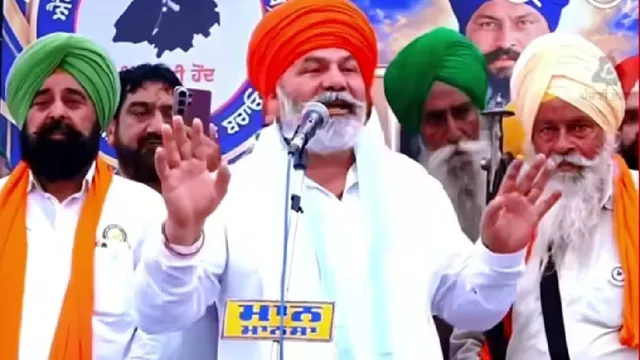'हत्या नहीं, शहादत है'; मानसा में परविंदर झोटा के परिवार से मिले राकेश टिकैत, बोले- UP के युवा भी लगा रहे नशे के टीके
