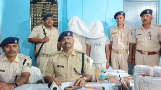 रक्सौल में बरामद मादक पदार्थ के साथ डीएसपी मनीष आनंद एवं अन्य। जागरण
