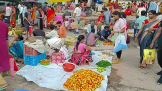 खलारी के सब्जी बाजार में सब्जियां बेचते दुकानदार। जागरण