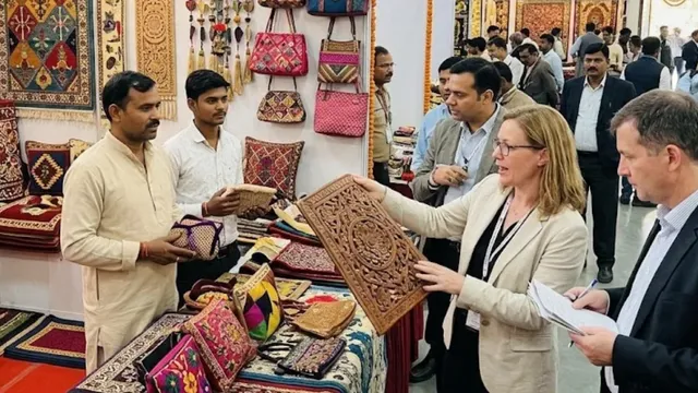 दीवार की सजावट से लेकर योगा सीट तक, बुनकरों के हुनर का बजा डंका; अंतरराष्ट्रीय बाजार में छाई सीतापुर की दरी
