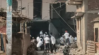 मलवा हटाती टीम