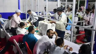 चुनाव के बाद बाक्स जमा करते कर्मचारी। फोटो जागरण