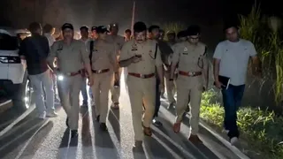 मुजफ्फरनगर के तितावी थाना क्षेत्र में हेट कांस्टेबल को गोली लगने की घटना के बाद मौके पर पहुंचे एसएसपी सूरज कुमार राय। वीडियो ग्रैब