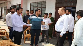 विशेष मतदाता शिविर के दौरान शास्त्रीनगर में एक बूथ का निरीक्षण करते जिलाधिकारी डा. वी के सिंह। सौजन्य सूचना विभाग