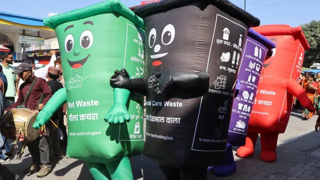 देहरादून में सड़कों पर चलते दिखे कूड़ेदान, खास मैसेज के साथ परेड ग्राउंड से निकली रैली