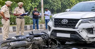 सेक्टर-68 और 69 लाइट प्वॉइंट के पास हादसा। (एआई जनरेटेड इमेज)