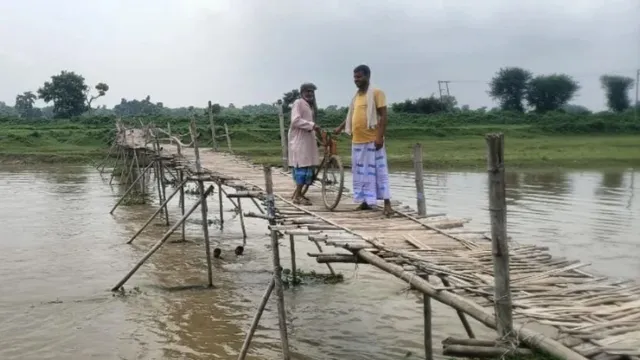 आजादी के दशकों बाद भी पुल का इंतजार, अररिया में सुरसर नदी पर चचरी के सहारे सफर, कब बदलेगी 10 हजार लोगों की तस्वीर

