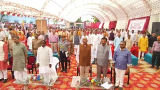 प्रयागराज में सुमंगलम सेवा न्यास के स्थापना दिवस समारोह में शामिल असम (ओसोम) के राज्यपाल लक्ष्मण आचार्य व अन्य विशिष्टजन। जागरण्